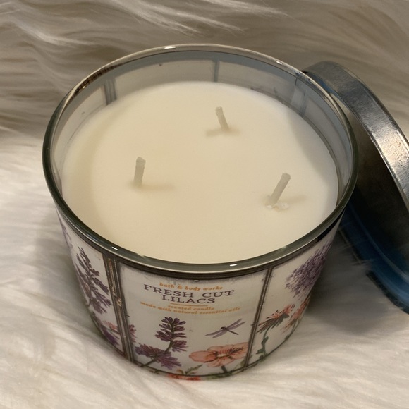 🪻”FRESH CUT LILACS” scent, by BBW / White Barn collection, 3-wick candle, NWTag - Picture 3 of 5